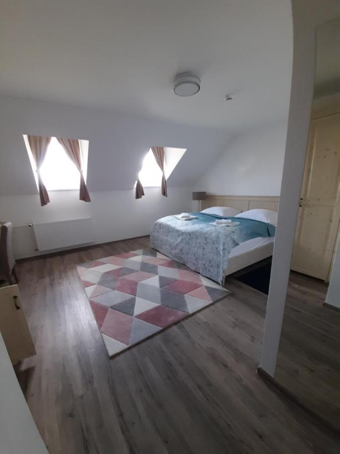 Rosenberg Kuria Bed & Breakfast Taplanszentkereszt Екстериор снимка